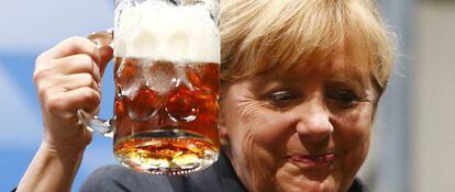 Angela Merkel brinda con cerveza en un mitin cerca de Munich.