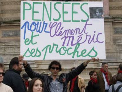 Un manifestante lleva una pancarta que reza &quot;Pensamientos para Cl&eacute;ment M&eacute;ric y los suyos&quot; en una manifestaci&oacute;n en Par&iacute;s.