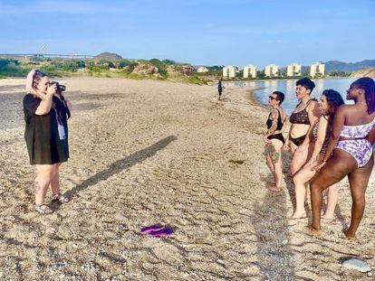 La diseñadora Flor Olivera, de Fatland Creaciones, retrata a un grupo de modelos con su colección de bañadores 2022 en una cala de Murcia. 
