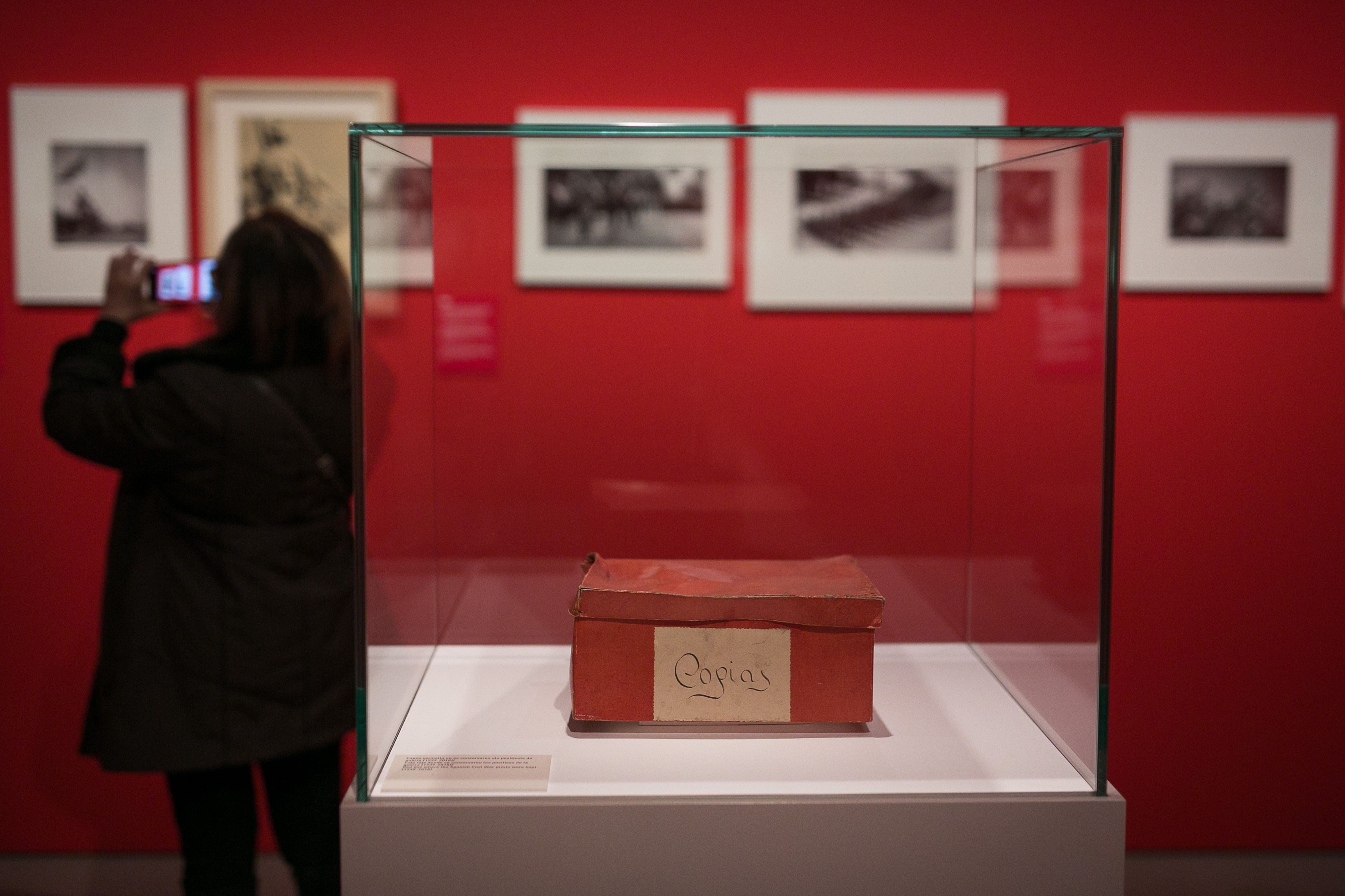 La caja donde se conservaban parte de las copias de la Guerra Civil de Antoni Campañà, en el MNAC.