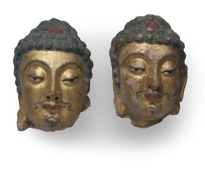 Cabezas de Buda. Khara-Khoto, Mongolia, siglos XII–XIII. Barro pintado y dorado.