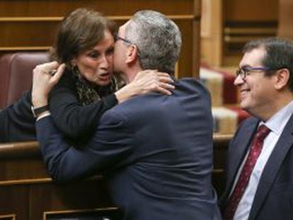 El ministro de Justicia, Alberto Ruiz Gallardón, saluda a la diputada catalana de CiU Mercè Pigem, propuesta por el Senado como vocal del nuevo Poder Judicial en presencia de Jordi Jané, también de CiU.