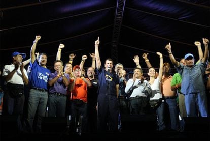 Candidatos de la opositora Mesa de Unidad Democrática, el jueves en el acto de cierre de campaña en Los Teques.