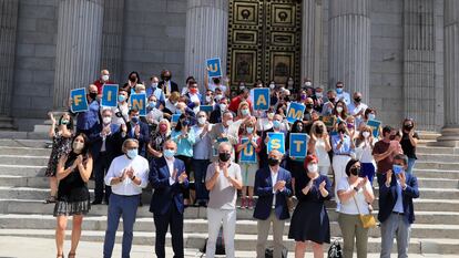 Miembros de la Pataforma per un Finançament Just se concentran ante el Congreso de los Diputados el pasado junio para reclamar una financiación justa para la Comunidad Valenciana.