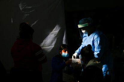 Una trabajadora atiende a una paciente en un centro de salud de Ciudad Juárez, el miércoles.