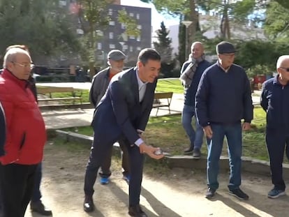 18/01/2023 El presidente del Gobierno, Pedro Sánchez, juega a la petanca con un grupo de jubilados en un parque de Coslada (Madrid).

El presidente del Gobierno, Pedro Sánchez, ha mantenido un encuentro informal con un grupo de jubilados de Coslada con los que ha jugado una partida de petanca. De este modo ha reivindicado la subida de las pensiones aprobada por el Gobierno.

POLITICA 
