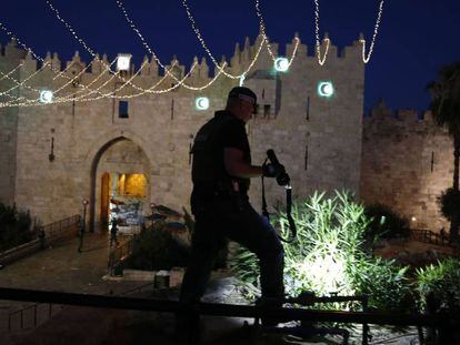 Un polic&iacute;a inspecciona la zona del atentado en la puerta de Damasco de Jerusal&eacute;n