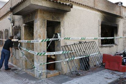 Exterior de la vivienda de Punta Galea, en Colmenar Viejo, tras ser incendiada.