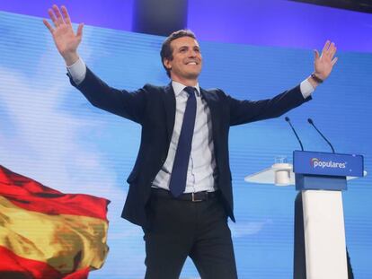 El presidente del PP, Pablo Casado, saluda durante su intervenci&oacute;n en la tercera jornada de la Convenci&oacute;n Nacional del PP.