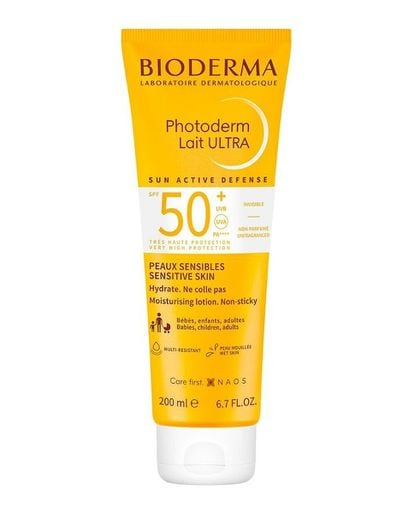 La crema solar Photoderm Lait Ultra SPF50 de Bioderma es la crema perfecta para toda la familia pues es apta para adultos y para niños. Activa las defensas naturales de la piel y protege del daño celular. Su textura muy ligera es resistente al agua, al sudor y la arena.