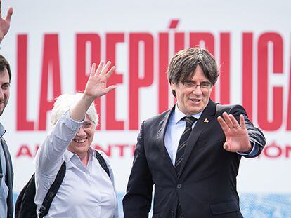 Carles Puigdemont (derecha), acompañado por Toni Comín y Clara Ponsatí en un mitin del Consell per la República de 2020.