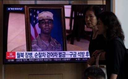 Una imagen de Travis King en la televisión de Seúl. 