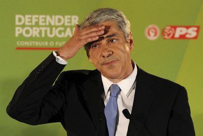José Sócrates, primer ministro saliente, anuncia su dimisión como líder del Partido Socialista durante una conferencia de prensa en Lisboa.francisco leong (afp)