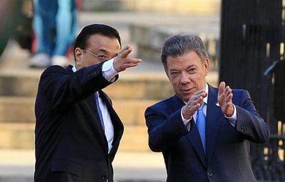 Juan Manuel Santos (d), habla con el primer ministro chino, Li Keqiang