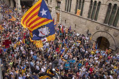 Centenares de leridanos, esta tarde, en la protesta contra el pacto PSC-Ciutadans en la Paeria.