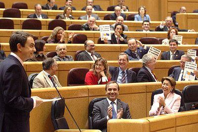 José Luis Rodríguez Zapatero interviene en la Cámara alta mientras senadores del PP exhiben carteles en defensa del valenciano.