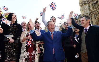 El líder del partido eurófobo, Nigel Farage, se dirige a los medios de comunicación frente al Palacio de Westminster, sede del Parlamento británico. Farage ha dicho que el 23 de junio debería ser declarado día festivo en el Reino Unido y considerado como la jornada en que el país recuperó su independencia.