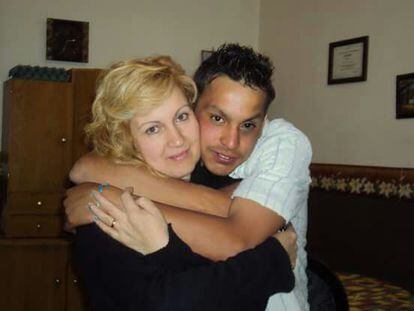Saulo Rojas junto a su madre, Miriam Lucero.