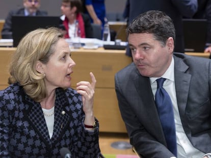 La vicepresidenta económica, Nadia Calviño, y el presidente del Eurogrupo, el irlandés Paschal Donohoe, hablan 