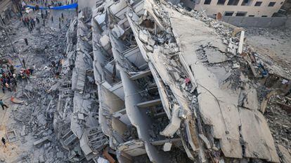 Escombros de un edificio destruido tras un ataque israelí en la ciudad de Gaza, este domingo. 