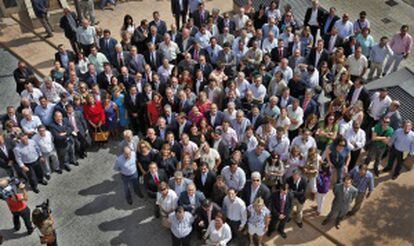 Los alcaldes del PP, ayer, ante la sede del partido en Valencia.