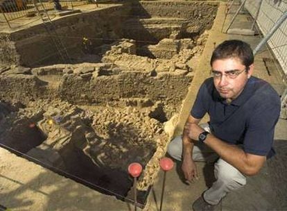 Miguel Ángel Tabales, arqueólogo del Alcázar sevillano, junto a las excavaciones.