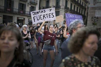 Manifestación en la plaza de Sant Jaume de Barcelona en contra de la puesta en libertad provisional de los acusados de la violación grupal de San Fermín, en 2018.