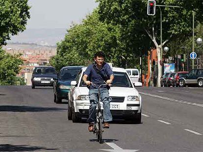 Juan Merallo, portavoz de la asocicación Pedalibre, en su bicicleta por las calles de Madrid.