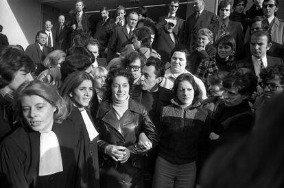 La abogada Gisèle Halimi (segunda por la izquierda), tras el histórico juicio de 1972, que abrió la puerta a la despenalización del aborto tres años después en Francia.