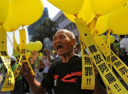 Un simpatizante de Chen Shui-bian protesta contra la condena impuesta el viernes al ex presidente taiwanés.
