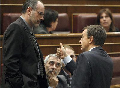 Ridao y Zapatero conversan en presencia de Llamazares.