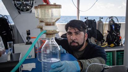 Miguel Rivas a bordo de una embarcación de Oceana.