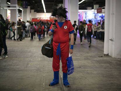 Un visitant de la 37a edició del Còmic Barcelona disfressat de Son Goku.