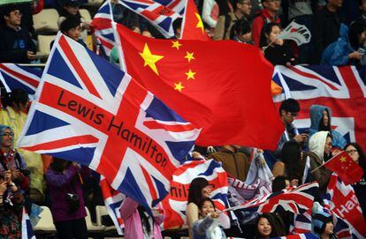 Banderas chinas y británicas, en apoyo de Lewis Hamilton, ondean en las gradas del circuito de Shanghái.