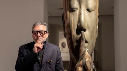 El escultor Jaume Plensa (en la imagen, posando con su escultura 'Rui Rui's Words') ha presentado este jueves a exposición "Poesía del silencio" en el centro cultural de la Fundación Bancaixa de Valencia.