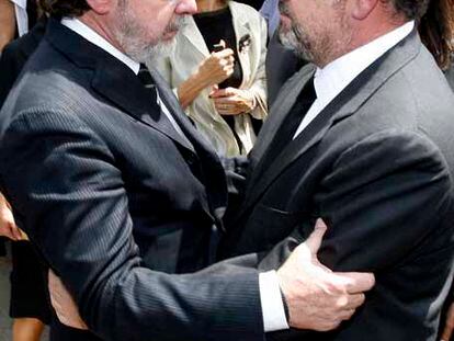 Juan Luis Cebrián se abraza con Ignacio Polanco.