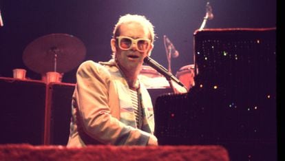 Elton John tenía la cabellera tan despoblada como se ve en este concierto de 1976. Y un buen día apareció con un hermoso peluquín que no se ha vuelto a quitar.