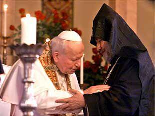 El Papa se abraza con Karekin II, líder de la Iglesia apostólica armenia.