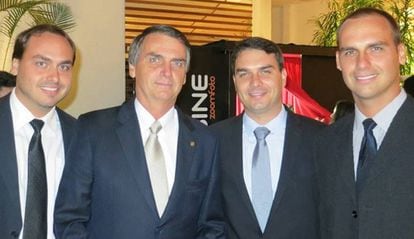 Jair Bolsonaro con sus hijos Carlos, Eduardo y Flávio, en una foto de Facebook.