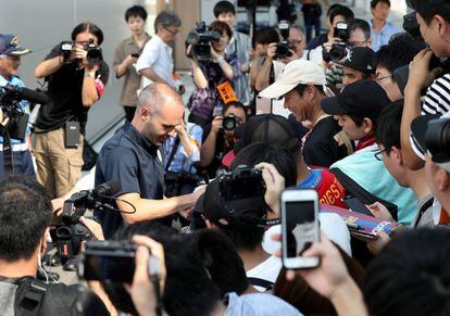 Iniesta firma autógrafos ayer a su llegada al aeropuerto de Kansai (Japón), antes de incorporarse con el Vissel Kobe, su nuevo equipo.