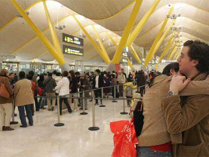 Una pareja se despide frente a una de las puertas de embarque de la nueva terminal de Madrid-Barajas.