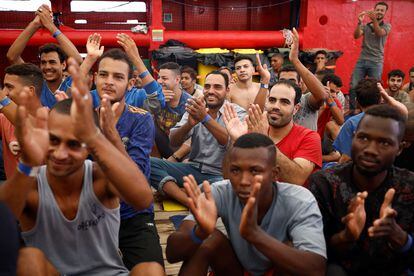 El grupo de migrantes aplaude al recibir la noticia de que Italia ha concedido el puerto de Messina para su desembarco, el día 26. A 31 de julio, según Frontex, habían llegado a España por tierra y por mar cerca de 16.000 personas, una cantidad ligeramente inferior a la del año anterior (un 3,3% menos). La caída podía ser mayor, pero la ruta canaria ha crecido con fuerza con casi 9.500 llegadas, un 25% más.
