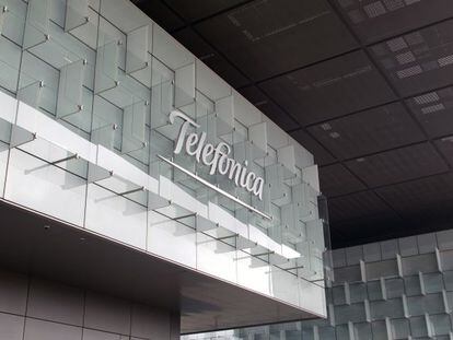 Logotipo de Telefónica en su sede del Distrito C de Las Tablas.
