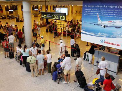 Pasajeros en el aeropuerto de Mallorca, en una foto de archivo.