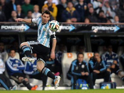 Messi controla el bal&oacute;n en un amistoso.