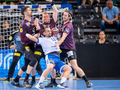 Kopljar, Darj y Holm frenan a Esteban Salinas Munoz durante la final de la Liga Europea entre el Granollers y el Füsche.