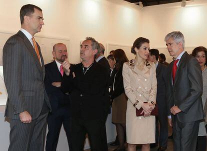 Los Principes de Asturias conversan con Ferran Adriá, Javier Moreno (d), director de EL PAÍS, y Carlos Urroz, director de Arco (en segundo plano, a la izquierda), en el estand que el diario tiene en la feria de arte contemporáneo.