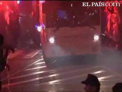 La anécdota de la celebración que ha vivido el madridismo esta madrugada ha sido la caída de la Copa del Rey. A escasos metros de la emblemática fuente de Cibeles, al jugador Sergio Ramos se le cayó el trofeo de entre las manos. o