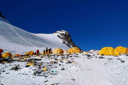 Esta imagen muestra la basura generada en el campo 4 del Everest, el 21 de mayo pasado.