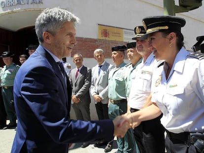 El ministre de l'Interior, en una visita que va fer a Algesires el juliol passat.